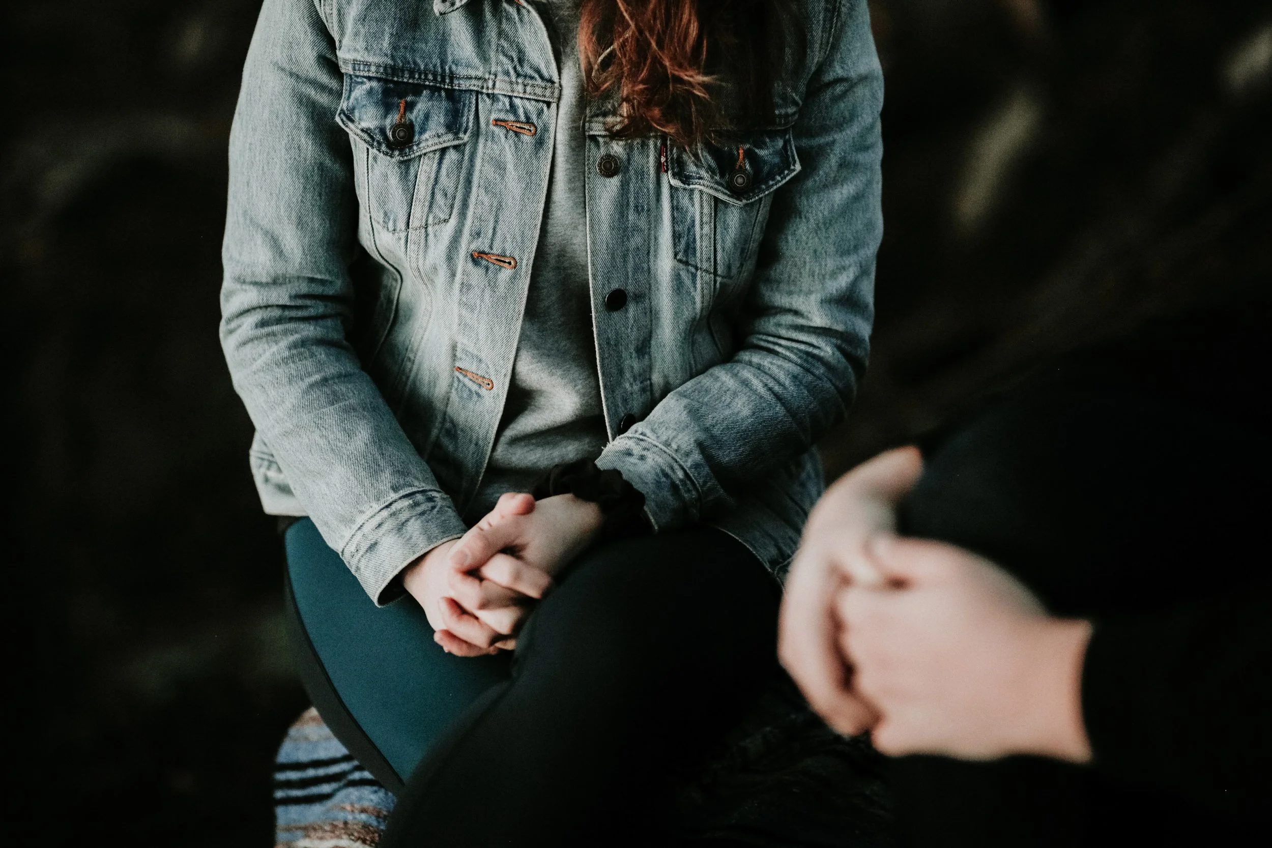  Two people sitting in an office together. Showing what you can expect from EMDR therapist with a therapist in Colorado. Whether you are in Denver or Broomfield we offer EMDR counseling tailored to your needs. 