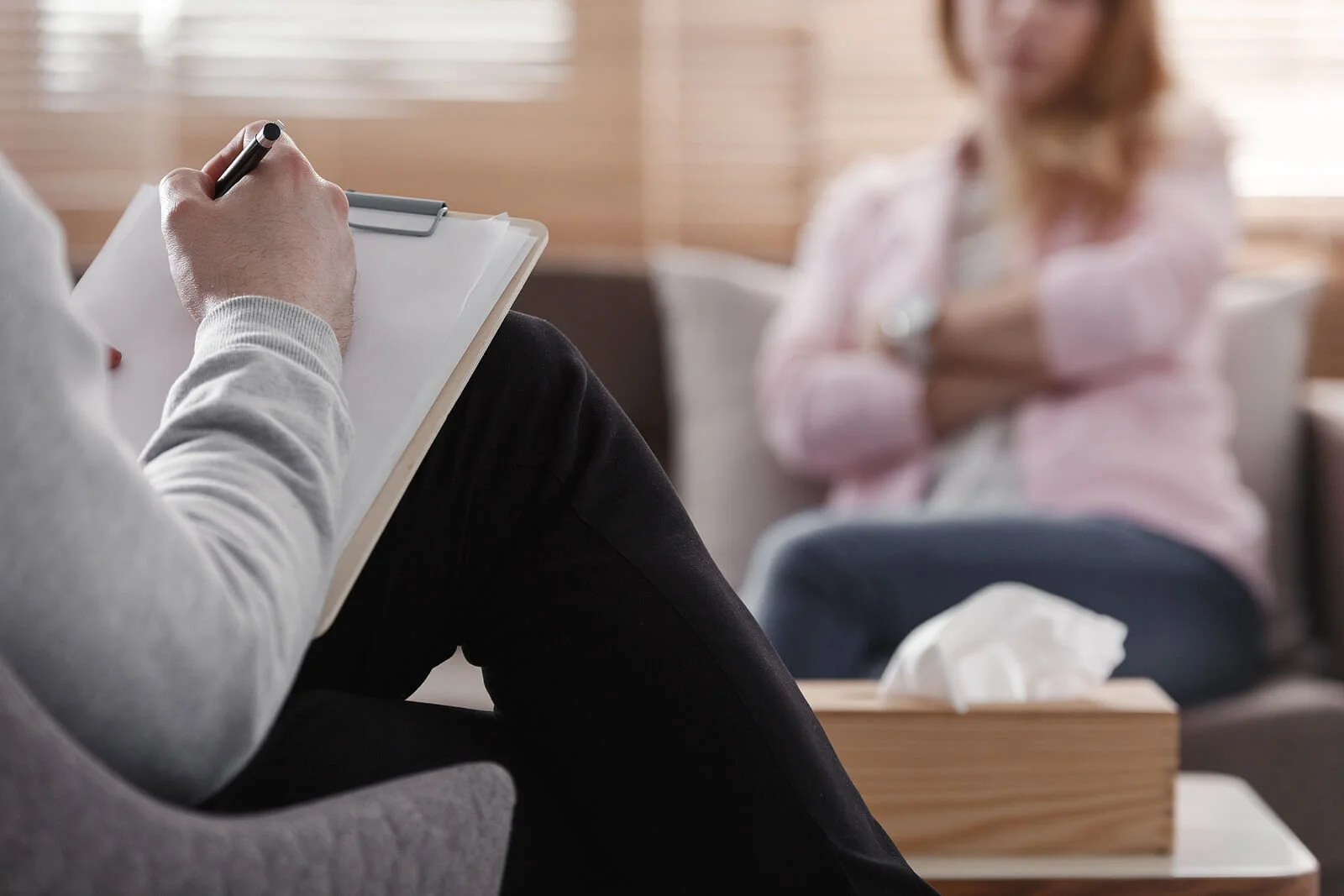  A woman talking to an EMDR therapist in Colorado. Showing what EMDR therapy in Denver, CO looks like. It also represents the start of brainspotting therapy as well. 